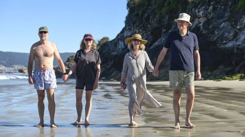 Un matrimonio que vive en Santander y otro que reside en Madrid este martes, paseando por la playa de Lapam&aacute;n (Bueu).