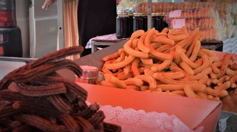 Puestos de venta en la romería de Cova do Lobo.
