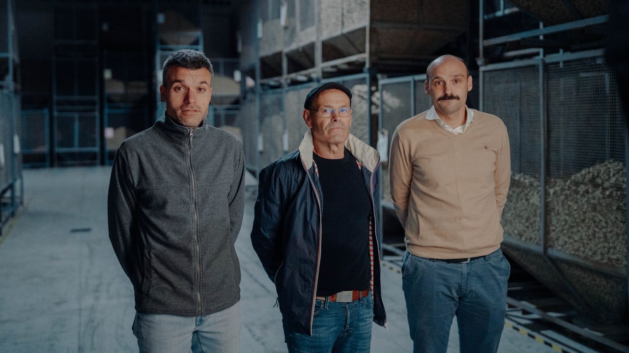 Relevo generacional en la única fábrica de corchos de Galicia: «Producimos 25 millóns de tapóns ao ano»