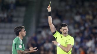 Antonio S&aacute;nchez mostrando amarilla a Escobar en la visita de la Ponferradina a A Malata. 