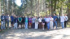 Vecinos y representantes p�blicos durante la inauguraci�n en Beira.