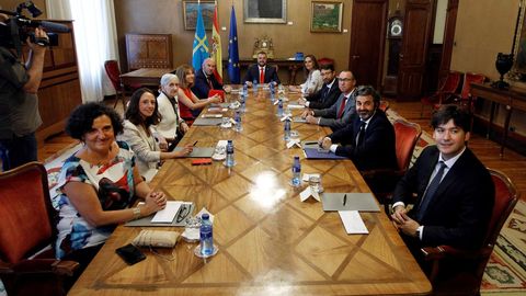 El nuevo ejecutivo asturiano liderado por el presidente del Principado, Adri�n Barb�n (c), durante su primer consejo de gobierno celebrado este jueves en Junta General del Principado, tras la toma de posesi�n del cargo de los integrantes del gabinete.