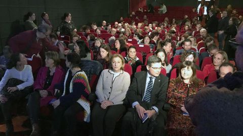 Autoridades y p�blico asistente al acto institucional del 8-M en Cand�s