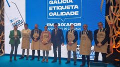 Los seis primeros embajadores de los alimentos de calidad diferenciada de Galicia junto a los conselleiros de Medio Rural y Mar, Jos� Gonz�lez y Rosa Quintana, ante los que se comprometieron en Santiago a dar a conocer los sabores y garant�as de las 36 certificaciones agroalimentarias.