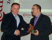 Miguel Ferreiro -izquierda- recogi� el premio en Zaragoza.