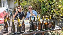 Marcial Pita, de Bodegas El Paraguas, con muestras de su producci�n y el experto Luis Guti�rrez