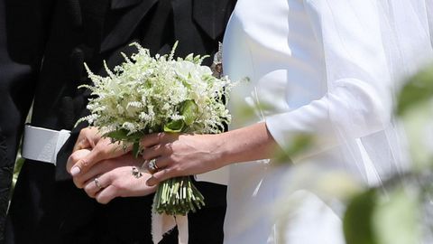 Un ramo muy especial. Harry tambi�n quiso participar en el estilismo de su futura mujer y decidi�, personalmente, cortar unas flores para el ramo nupcial. En el jard�n privado de su casa en Kensington, y sin que Meghan Markle tuviera conocimiento de su gesto, cort� algunas flores para posteriormente entreg�rselas a la florista. De esta forma, el bouquet estaba cargado de significado y simbolismo. Adem�s de las flroes cortadas personalmente por Harry, una de las flores escogidas hac�a una clara referencia a Diana de Gales: una selecci�n de nomeolvides blancas, una de las especies favoritas de la Princesa.
