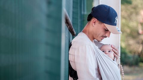 Jaime Seoane, junto a su hijo Mateo, posa para La Voz de Asturias