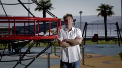 Benito Portela, alcalde de Sada, en un parque infantil en la capital municipal.