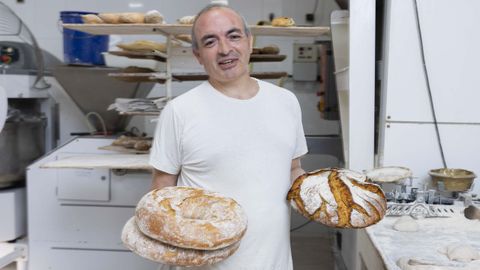 Juan Luis Est�vez, en la panader�a Germ�n de Fisterra, con sus demandados panes artesanos.