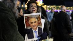 Una manifestante en Londres sostiene un retrato del heredero Pahlevi