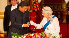 Xi Jinping en un banquete en Buckingham con la fallecida reina Isabel II