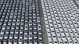 Coches alineados para la exportaci�n en el puerto de Shangh�i.