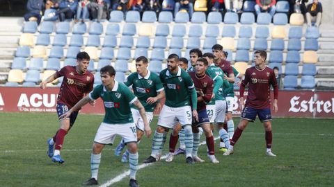 Javo Fontn, al fondo de la imagen en un partido del Pontevedra