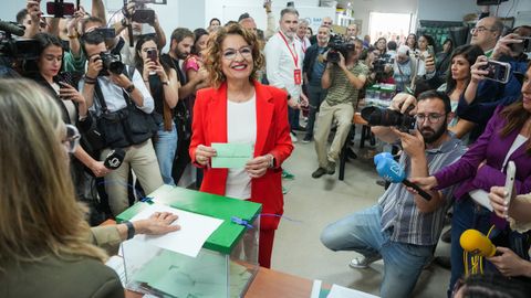 La candidata del PSOE, Mar�a Jes�s Montero, votando en Sevilla en el Colegio de Escuelas Profesionales Sagrada Familia Nuestra Se�ora de los Reyes.