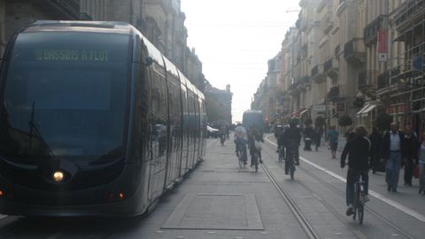 Convivencia. Burdeos es la apoteosis de la peatonalizacin. Todo su casco antiguo es peatonal pero tambin hay conexiones con ese enorme paseo monumental junto al ro Garona. En las zonas ms transitadas conviven el tranva con los peatones, los ciclistas y los pocos vehculos que atraviesan sus largas avenidas