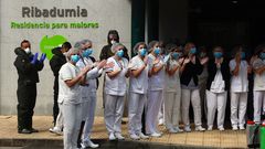 Trabajadores de una residencia de Ribadumia aplauden la labor de desinfecci�n realizada por los militares de la UME