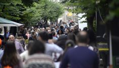 La apertura de parte del comercio llen� de viandantes la c�ntrica calle del Paseo. 