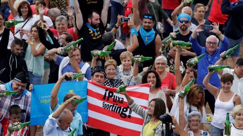  Un momento del tradicional Echar un culn donde se ha logrado la participacin de mas de 9400 personas durante la XXVII edicin de la Fiesta de la Sidra Natural de Gijn, consiguiendo un nuevo record mundial de escanciado simultneo de la tradicional bebida asturiana