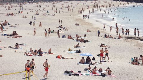 Gente tomando el sol en la playa del Orzán en A Coruña