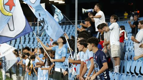 Aficionados de la grada de animaci�n, en Marcador, durante el Celta Fortuna-Sabadell.