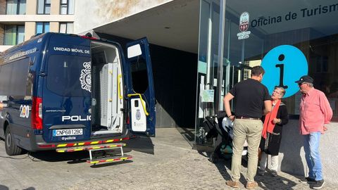 Foto de archivo del veh�culo de la Polic�a Nacional ante el Cenima de Foz para realizar tr�mites referentes a DNI o pasaporte