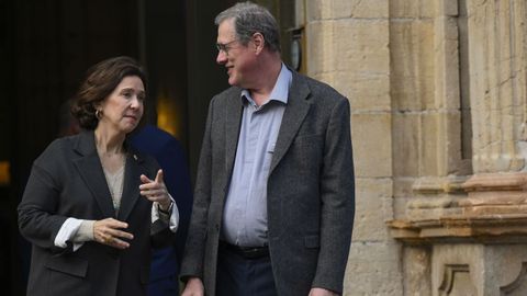 Uno de los premiados con el Premio Princesa de Investigaci�n y Ciencia Pascal Mayer (d) llega a Oviedo