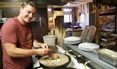 Jean Luc, que lleg� hace seis a�os a Vigo, haciendo una de las crepes m�s populares, la de salm�n y espinacas. 