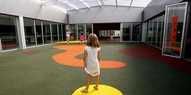 Patio cubierto del nuevo edificio de educaci�n infantil. 