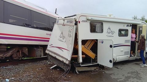 Un tren arrolla a una autocaravana en Ribadedeva