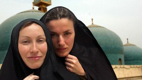 Letizia Ortiz, junto a una compa�era de los servicios informativos de TVE, en el a�o 2003 en una mezquita de Basora, Irak. 