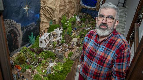Juan Carlos Fern�ndez es el creador de este bel�n ubicado en su casa, en la calle Gasset.