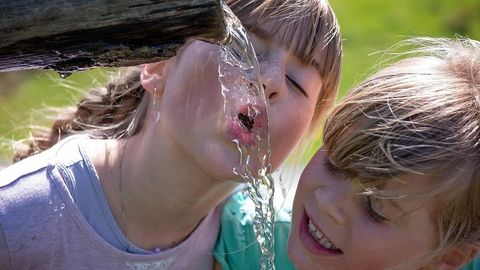 Dos ni�os beben agua en una imagen de archivo