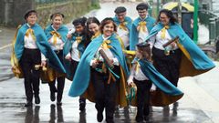 Alfonso, Marina, Carmelita, Nilda, Julia, Carmen, Thiago, Leyre y Andrea, miembros de la rondalla de Parada de Nigr�n.
