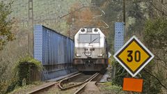 Un tren circula a treinta por hora al cruzar el puente sobre el r�o Tea