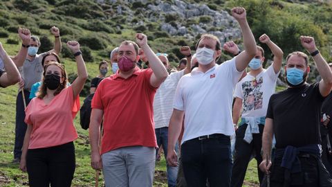 El presidente del Principado, Adrin Barbn, participa en el homenaje a las vctimas del Pozo Funeres, en la sierra de Peamayor