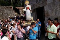 El tesorero (izquierda con camisa de cuadros), portando la imagen de la procesi�n de las Cabezas en Fru�me, su aldea natal.