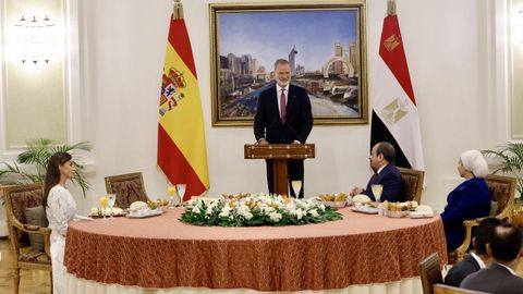 Los reyes y el presidente de Egipto, Abdelfatah Al-Sisi, y la primera dama, Entissar Amer, durante la recepcin oficial este martes en El Cairo.