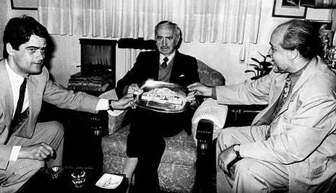 Alonso Amat, agasajado por su sucesor en la Zona Franca, L�pez Pe�a, y el alcalde Manoel Soto.