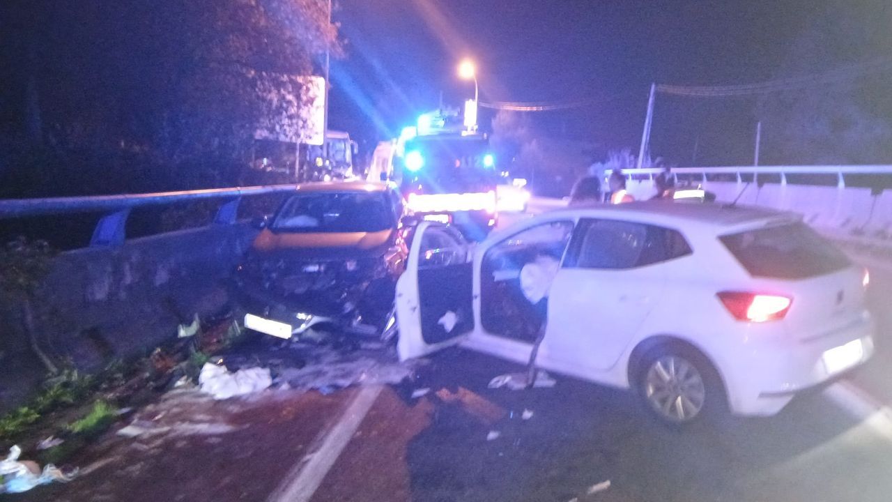 Un conductor fallecido y tres heridos en un choque frontal en Redondela