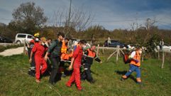 El herido fue trasladado en camilla desde la travesa de Folgoso hasta el helicptero de emergencias que esperaba en un prado cercano