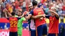 Borja Iglesias, que disput� 124 partidos en Segunda B, abraza a Mikel Merino tras el gol con el que resolvi� la eliminatoria de cuartos de final contra B�lgica.