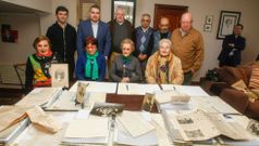 Luis Rei y Francisco Fern�ndez Rei acompa�aron al alcalde y a la familia Cabanillas en la firma del convenio de cesi�n del legado. 