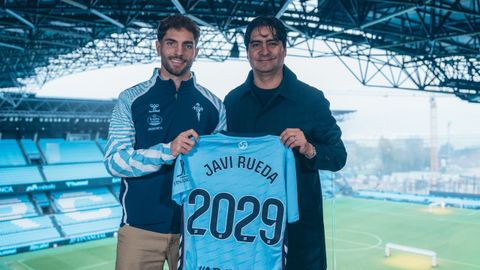 Javi Rueda, con Marco Garcs, tras formalizar su renovacin con el Celta.