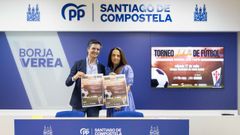 Borja Verea, presidente del PP en Santiago, y Charo Barca, presidenta de la Fundaci�n Andrea.