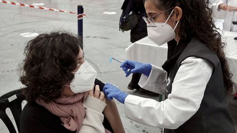 Galicia vacun� a unas 18.000 personas entre 50 y 55 a�os con AstraZeneca
