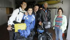 La familia de Sim�n R�a con Ron Ibarra y Sian, dos ciclistas que pedalear�n hasta Hong Kong. 