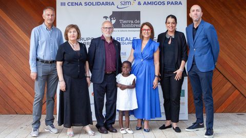 La pequeña Irene, una de las beneficiarias de la actividad de Tierra de Hombres, con su familia de acogida y miembros de la oenegé y de la empresa s2m