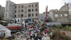 Una pala acabar con el punto de venta de droga de la calle Touriana, en Meicende
