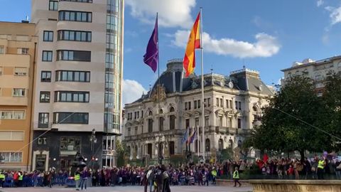 El izado morado en la Escandalera
